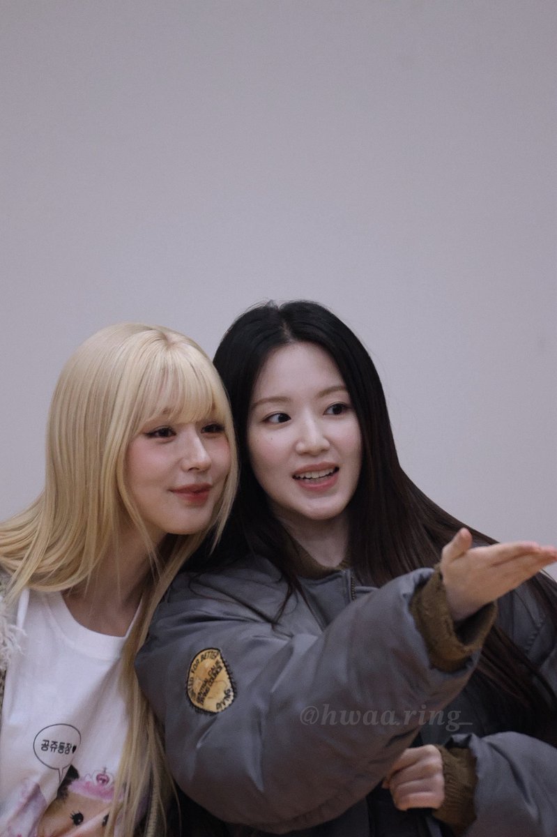 shuwolf0106's tweet photo. 제일 좋아하는 언니들～～😘

 #아이들      #idle                
#슈화  #SHUHUA #舒華 https://t.co/zfBxowW71C
