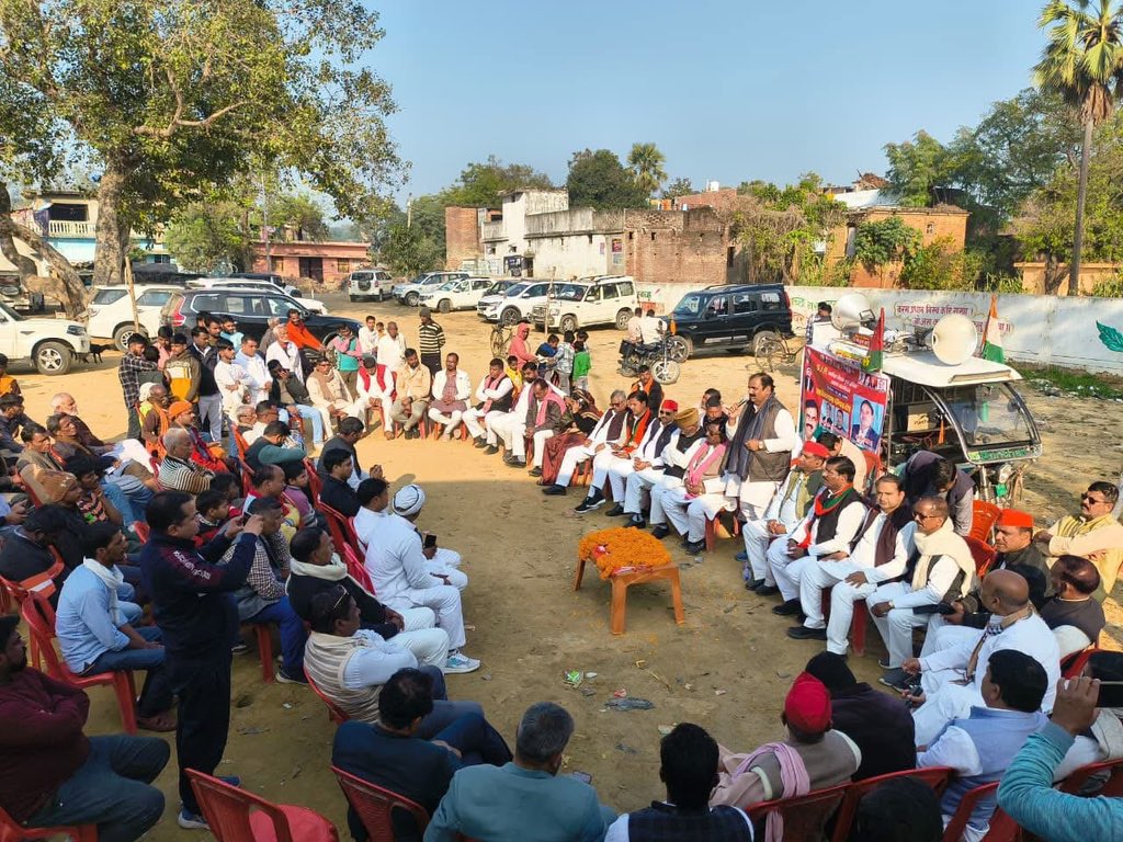 opyadavsp's tweet photo. 📍जनपद महाराजगंज 
पनियरा विधानसभा के नरकटहाँ व रतनपुरा ग्रामसभा के सेक्टर में SIR पर बैठक। https://t.co/QmMEWSym1W