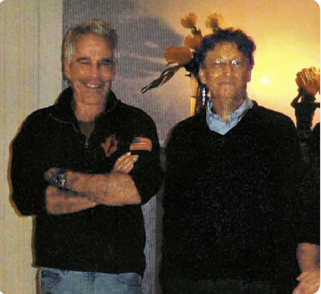 Bill Gates visitó la isla 🏝️ de Epstein 37 veces según Documentos desclasificados.
El mejor amigo según las veces que asiduamente fué a verlo se ha erigido en el Gurú de la Sanidad mundial 🌎 🌍 sin ser Médico 👨‍⚕️ ni elegido por nadie.
Dice que sobra gente en el Planeta.🤨🇪🇸