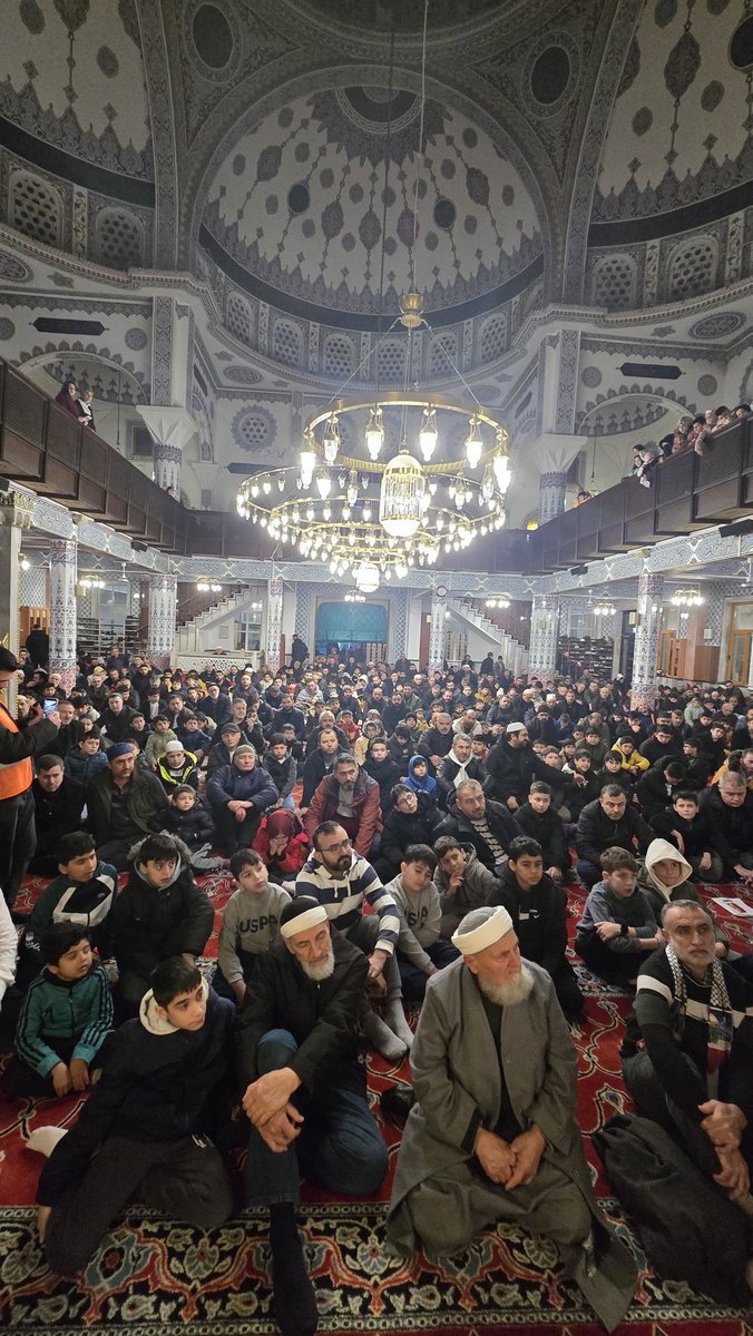 Her Pazar olduğu gibi bu sabah da Kağıthane’de kalpler aynı safta buluştu. Gençlerimizin enerjisi, ailelerimizin duasıyla camilerimiz dolup taştı. "Gençlik Uyanıyor" diyerek çıktığımız bu yolda, sabahın nurunu birlikte paylaşıyoruz.
 #Kağıthane #GençlikUyanıyor #SabahNamazı