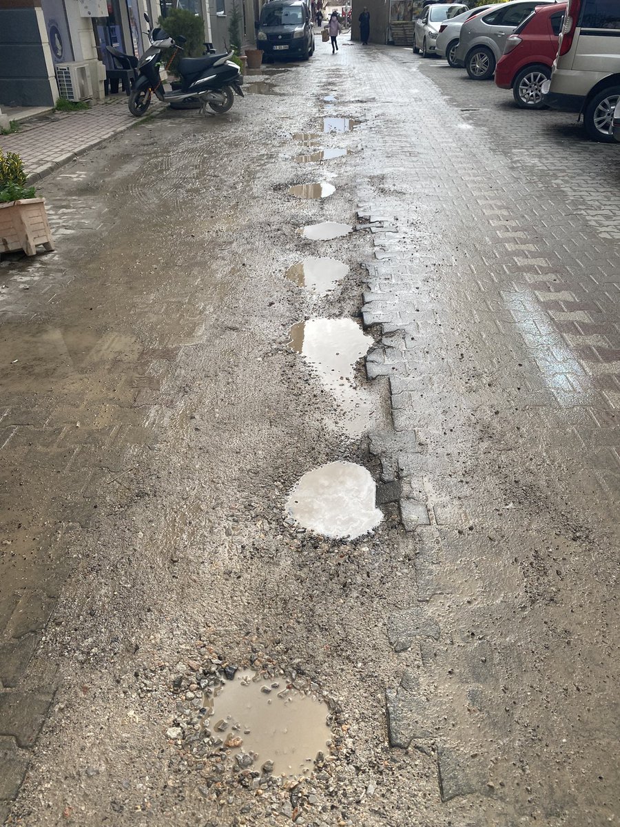 cmncgl's tweet photo. @semihbalaban45 1 mayıs parkı civarı 1 senedir böyle. 99 depreminde adapazarı yolları bile bu kadar kötü değildi @besimecz @manisabsb @yunusemrebld @semihbalaban45 https://t.co/YVATYomaq6