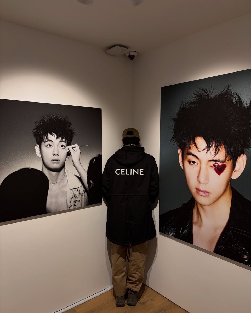 ppt_33's tweet photo. テヒョンまた展示会行ったのかな。
ほんとおしゃれだね✨服の色合いが前回(1/20)より春めいてきてる💓
そしてまたお水持ってるのかわいすぎるw https://t.co/ucoaYQK7Yc