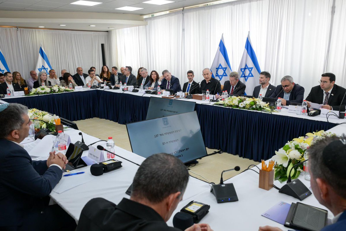 כינסנו היום ישיבת ממשלה מיוחדת בקריית שמונה, שהיא עמוד התווך של הגליל.

יחד עם השרים סמוטריץ׳, אלקין ווסרלאוף אישרנו תוכנית מיידית ומשלימה לשיקום ולצמיחה דמוגרפית וכלכלית ביישובי גדר הגבול - קריית שמונה, שלומי ומטולה.

התוכנית כוללת סיוע ישיר לעסקים ולתושבים, חיזוק הדיור