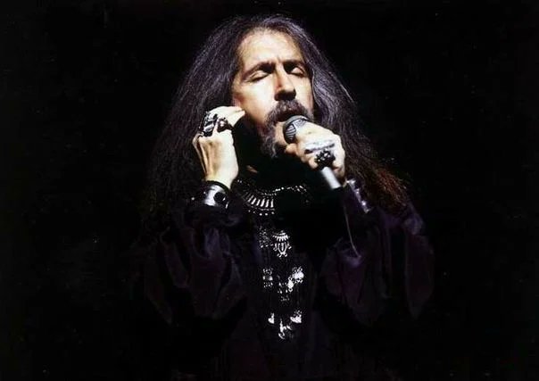 Şarkıları ve tv programlarıyla hepimizin hayatında unutulmaz bir yeri olan büyük usta Barış Manço'yu  vefatının yıl dönümünde bir kez daha rahmet ve minnetle anıyoruz. Mekanın cennet olsun büyük usta.