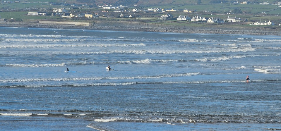 4ft+ waves a bit messy with a moderate onshore breeze, 12knt W. Air 8C, sea 9.6C, high tide 17:03 and 05:19, low tide 10:03 and 22:47 #SurfReport the wind is expected to drop this afternoon