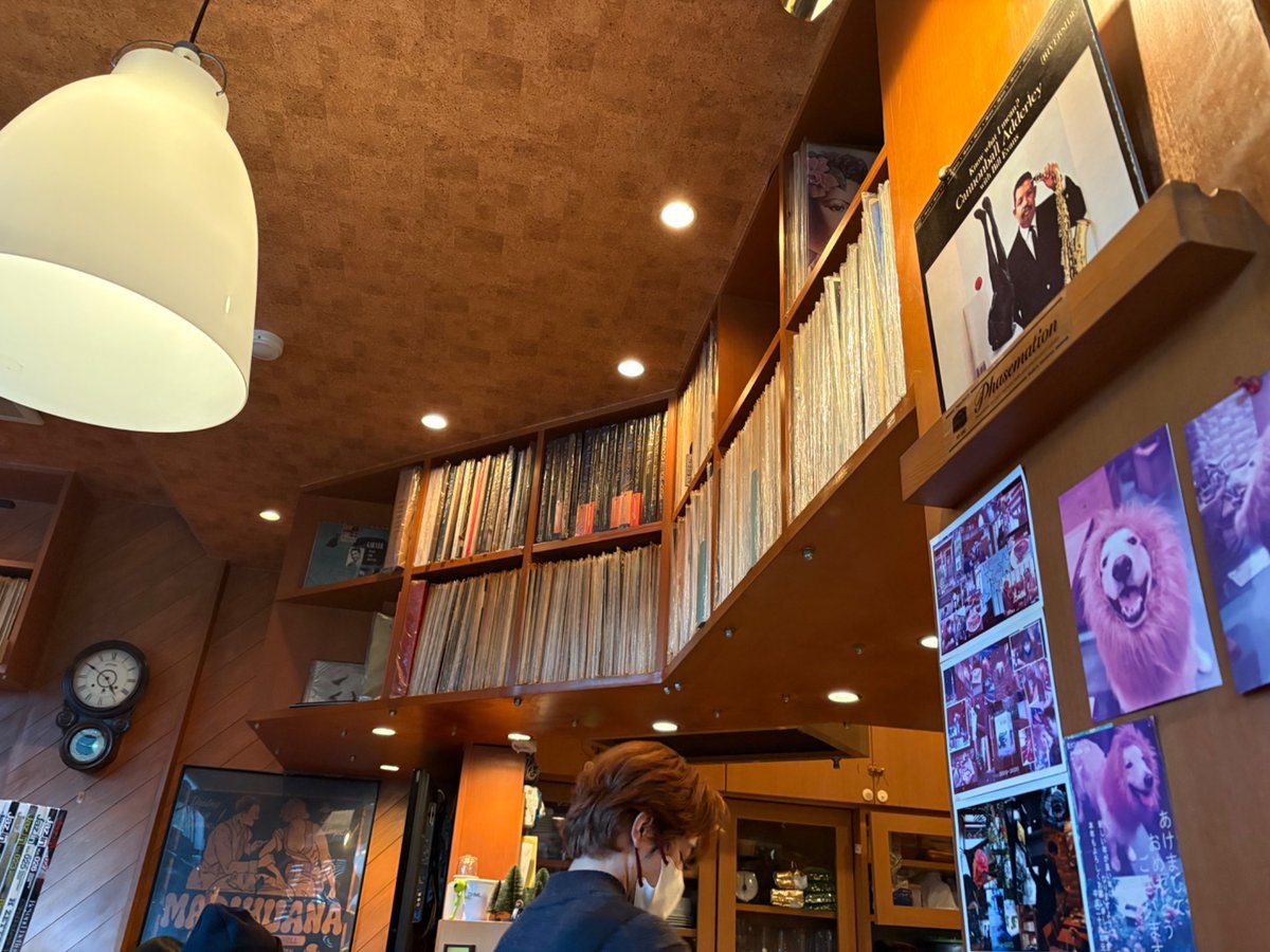 moi_chi's tweet photo. 旅をするとき必ずその街のジャズ喫茶、ジャズバーを覗く。名古屋の「JAZZ&amp;COFFEE YURI」はちゃんと老舗のジャズ喫茶ながら1人で音を楽しむ人はもちろん、地元の人が音楽を気にせず家族や友達とめっちゃしゃべる人気喫茶で、良い意味で敷居が低く新鮮だった。夜10時まで営業なところも素晴らしい。 https://t.co/YycVKY3Rsn