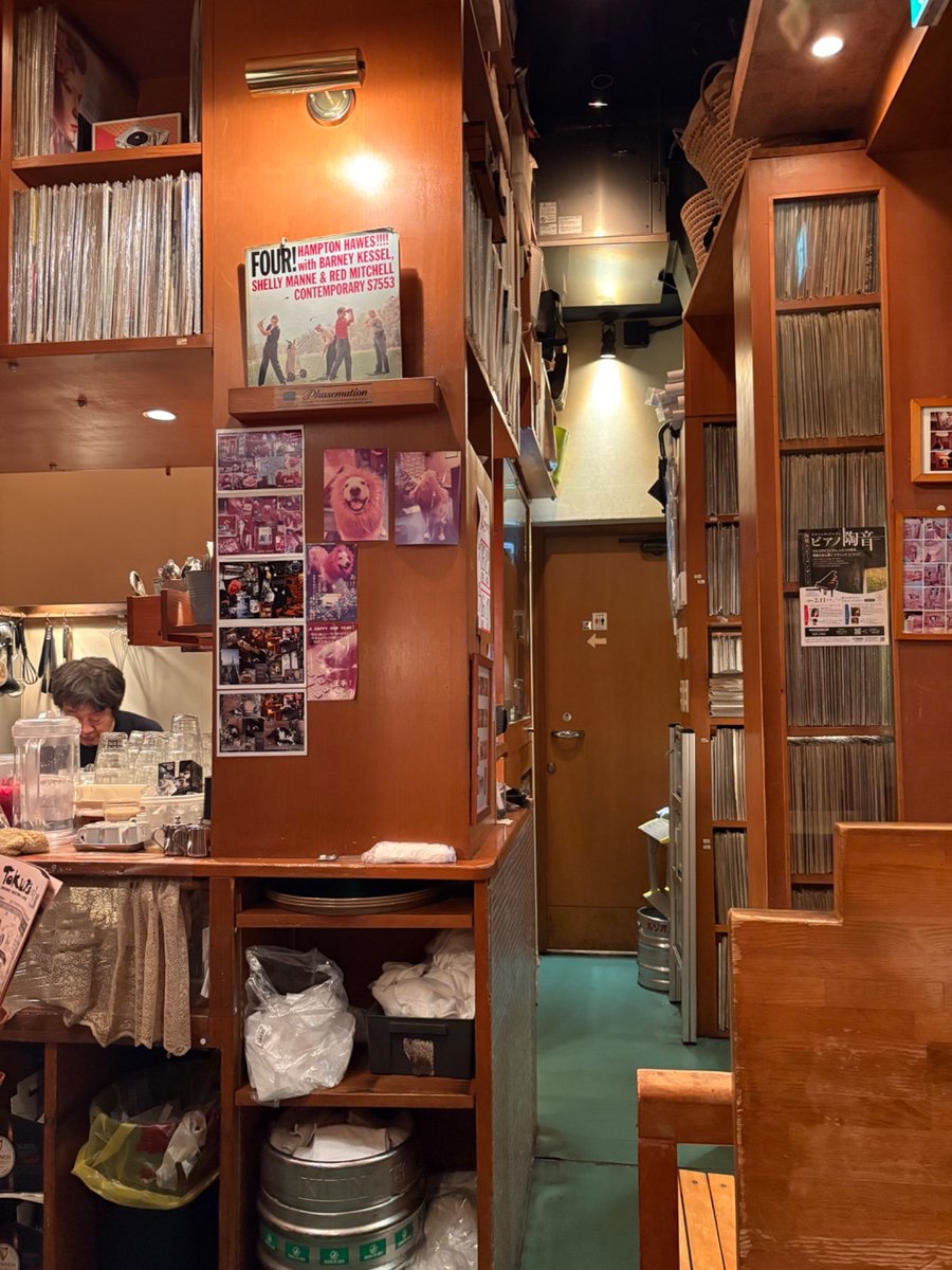 moi_chi's tweet photo. 旅をするとき必ずその街のジャズ喫茶、ジャズバーを覗く。名古屋の「JAZZ&amp;COFFEE YURI」はちゃんと老舗のジャズ喫茶ながら1人で音を楽しむ人はもちろん、地元の人が音楽を気にせず家族や友達とめっちゃしゃべる人気喫茶で、良い意味で敷居が低く新鮮だった。夜10時まで営業なところも素晴らしい。 https://t.co/YycVKY3Rsn