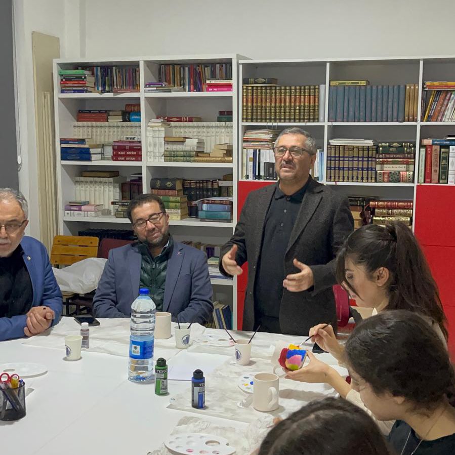 Genel Sekreter Yardımcımız Şükrü Can ile OSTİM Teknik Üniversitesi Rektörü Prof. Dr. Murat Yülek, Genç Kızılay Yenimahalle Gönüllülerimiz tarafından düzenlenen etkinliğe katıldı.

Gerçekleştirilen programda, gençlik çalışmaları, gönüllülük faaliyetleri hakkında değerlendirmelerde