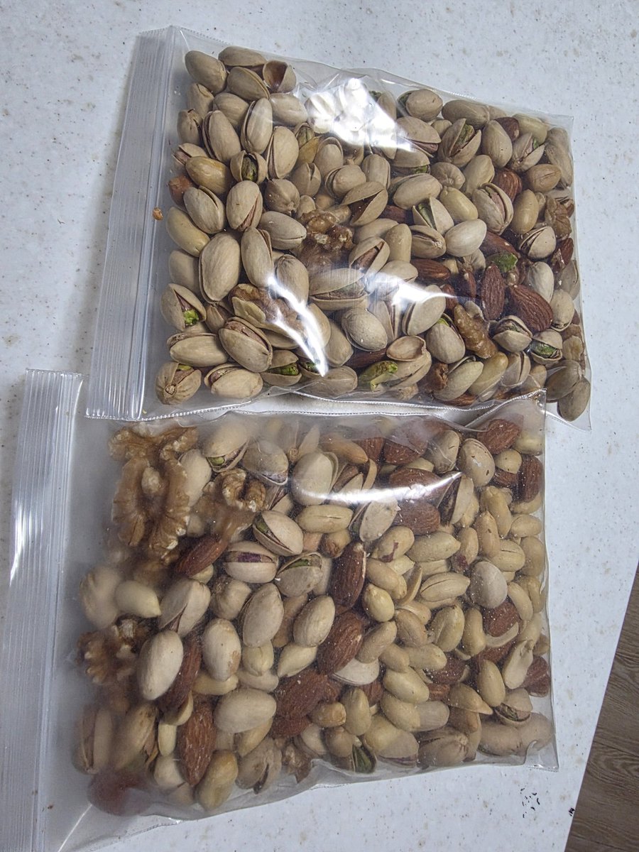 순수하게 피스타치오를 좋아해서 주기적으로 쟁여놓는데,
두쫀쿠 대란 이후로 잔량이 얼마 안남아서 마음 아픈 사람 1