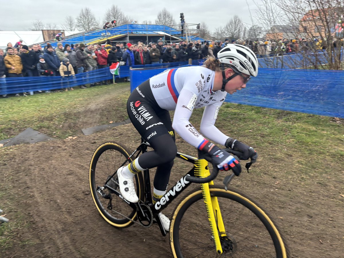 ちょうどLoenhoutで写真を撮ったChianodovaが先頭に！ #Hulst2026