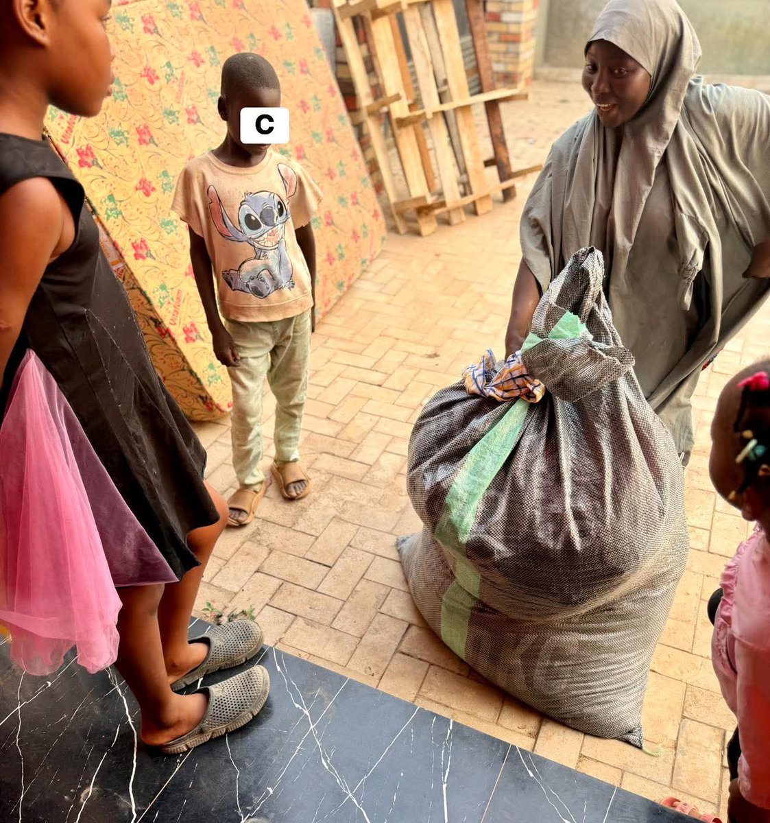 dimmakilishi's tweet image. There are some women and children living on an empty land close to my house. The owner hasn’t built on it, so they built a small hut on it to survive.

The children don’t go to school and are always shabbily dressed, but every single morning, about 15 of them will run out…