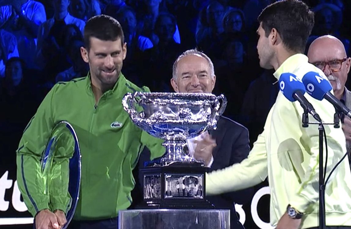 🗣️ Novak Djokovic (à Alcaraz)
«Ce que tu as réussi est historique et legendaire.»

Compliment d’une légende aux 24 titres du Grand Chelem, à une légende qui a remporté les 4 Majeurs à 22 ans.

🥰👏