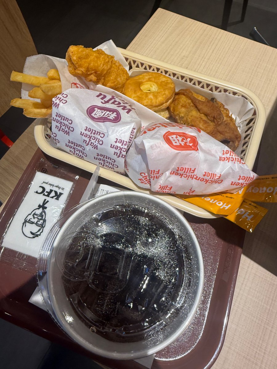 かなり前からgoogle mapsには出ていたが店舗はなかったという謎のKFCがついに完成していたので行ってみた
かなり前からだけどフィレサンドずいぶん小さくなったよな。700円ぐらいしてもいいからバーキンみたいな大きさのフィレサンドがくいてえ
あとやたらうまい塩とうもろこしも