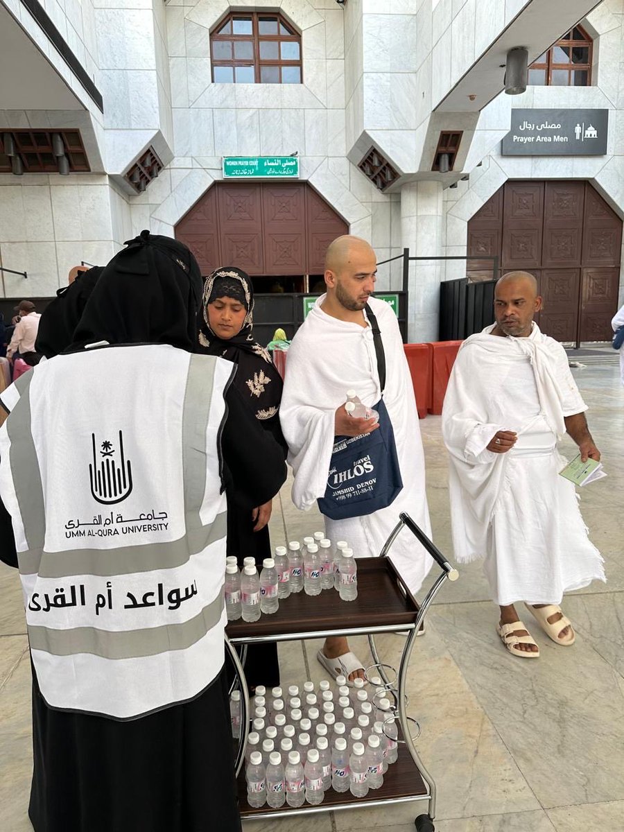 بالتعاون مع إدارة العمل التطوعي والمسؤولية المجتمعية بالجامعة؛ نظّمت  الكلية صباح هذا اليوم الأحد حملةً تطوعية بعنوان (سقيا ضيوف الرحمن) والتي أقيمت في رحاب مسجد السيدة عائشة بالتنعيم، وتستهدف المعتمرين وزوار مكة المكرمة وقاصديها.