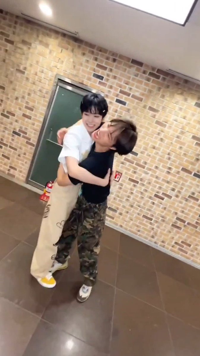 h3arttu's tweet photo. 뭔가 한때 그 아이돌의 팬이었는데 이제 그 아이돌이랑 같은 무대에 함께서서 즐긴다는 게 신기함… 시온이도 그렇고 유우시랑 료도 그렇고………… https://t.co/0PH7TDzVNN