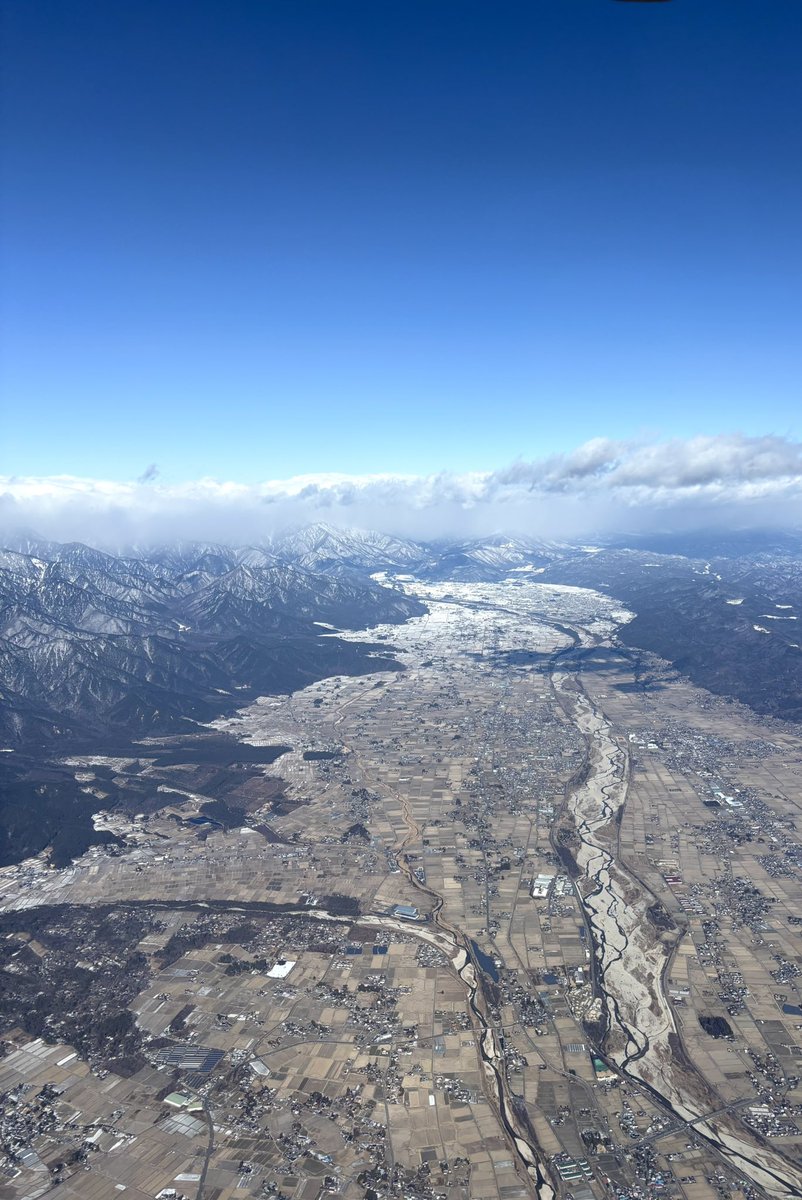 Apr12Naoya's tweet photo. 松本盆地、空から見るとその雄大さをより感じられる✨ https://t.co/4ijU8bZejh