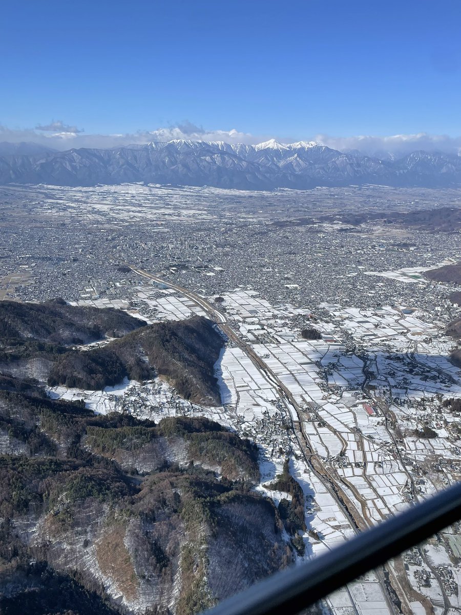 Apr12Naoya's tweet photo. 松本盆地、空から見るとその雄大さをより感じられる✨ https://t.co/4ijU8bZejh