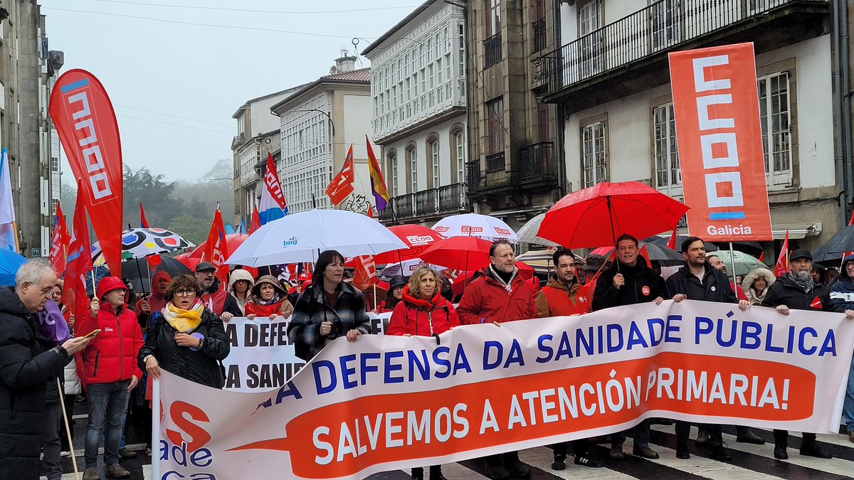 ServizosCCOO's tweet photo. 📢 MILLEIROS DE VOCES POLA SANIDADE PÚBLICA! 🏥

Santiago, ateigado hoxe en defensa do noso ben máis prezado. @SOSsanidade Pública, CCOO e a cidadanía, xuntos para frear o desmantelamento e a privatización 🛑

Galicia esixe dignidade! ✊

#SanidadePública #SOSSanidade #Santiago https://t.co/KWrtP8BfvO