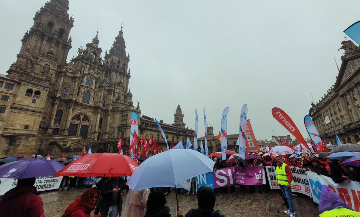 ServizosCCOO's tweet photo. 📢 MILLEIROS DE VOCES POLA SANIDADE PÚBLICA! 🏥

Santiago, ateigado hoxe en defensa do noso ben máis prezado. @SOSsanidade Pública, CCOO e a cidadanía, xuntos para frear o desmantelamento e a privatización 🛑

Galicia esixe dignidade! ✊

#SanidadePública #SOSSanidade #Santiago https://t.co/KWrtP8BfvO