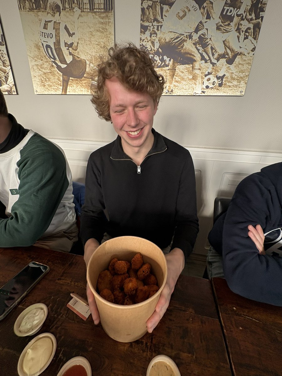 SIEG! De 3 punten zijn meegenomen naar Geesteren🙌🏻
Hoogtepunten: Daan speelt 10 minuten, Tim mist een onmogelijke kans, Sil kan goed koppen en Jelle maakt er 2!
Om dit te vieren vret oons Twan 25 kipstukkies! Wij zijn toe aan een pauze, carnaval vieren en 8 maart mogen we weer!👏🏻