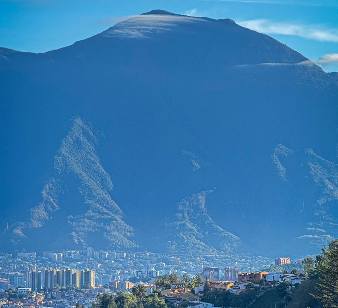 solanojuanc's tweet photo. !Amanece y el Avila se impone en la Ciudad al compás del sol caraqueño!☀️
Feliz día y merecido disfrute de este bello día Domingo de Febrero✨️💫 https://t.co/Mvhn6UPXAG