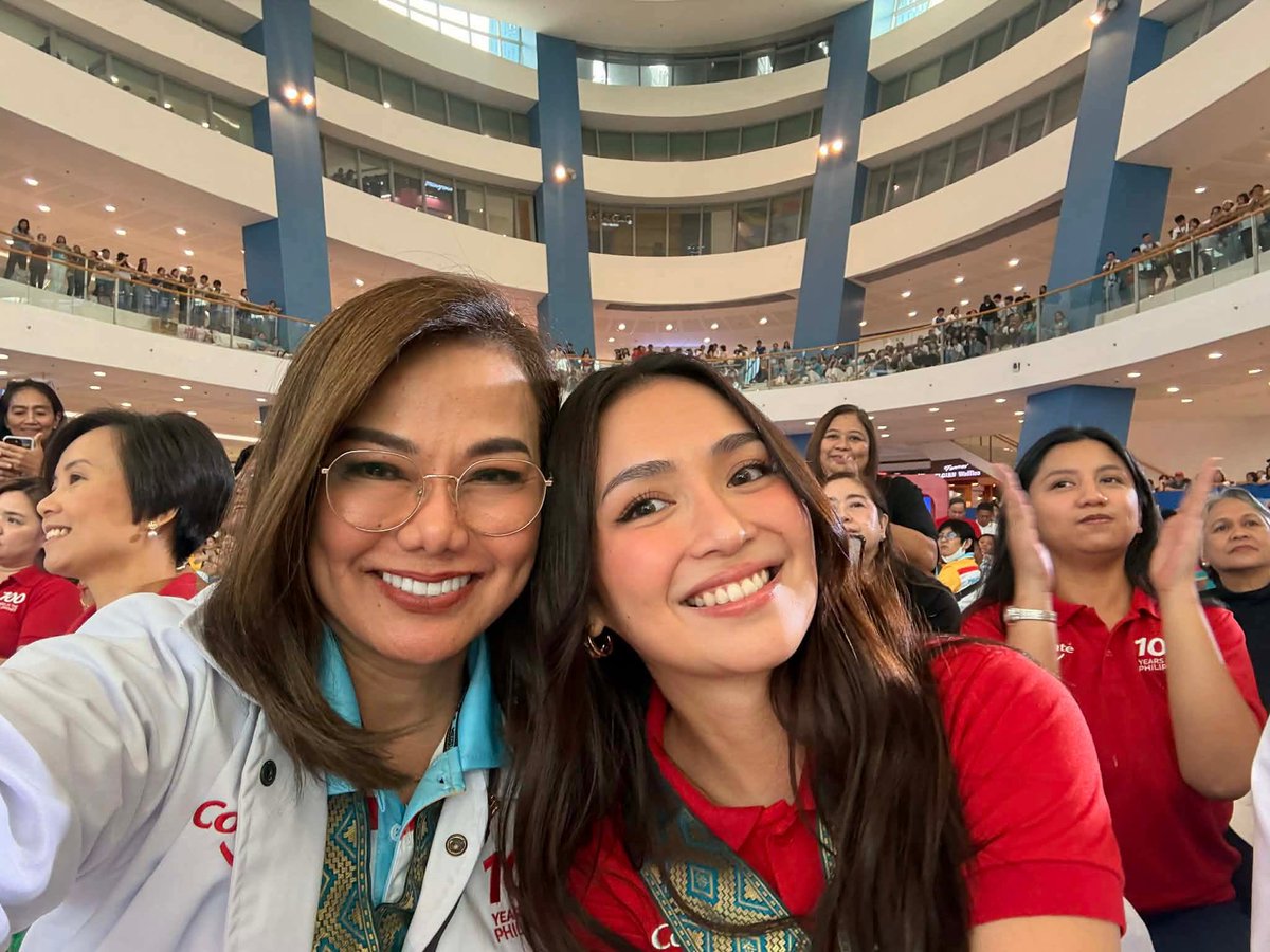 adel9079463194's tweet photo. (c) Arlene Reyes
At the Opening of 22nd National Dental Health Month at the Music Hall of the Mall of Asia. 
With the very amiable and beautiful Colgate endorser Ms. Kathryn Bernardo.

#fangirl
#feelingclose https://t.co/AYeodoDMnC