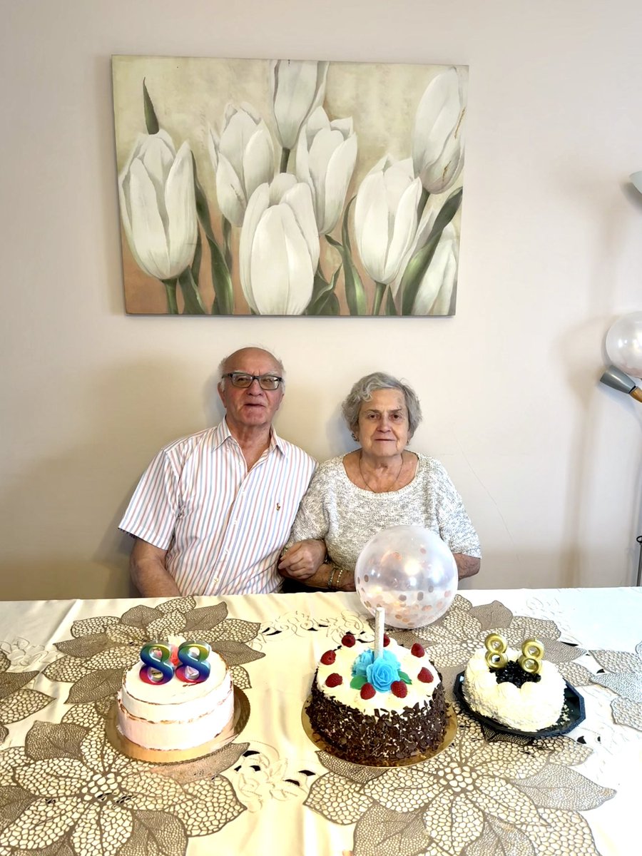88 lat Tatusia 🎂❤️🙏🎉 Trzy torty, bo jeden to zdecydowanie za mało na tyle miłości, wspomnień i wdzięczności. Tatusiu od nas Wszystkich ❤️ 200 lat… i jeszcze więcej zdrowia i radości! 💙🎂🎂🎂🩵 niech Pan Błogosławi Wam!