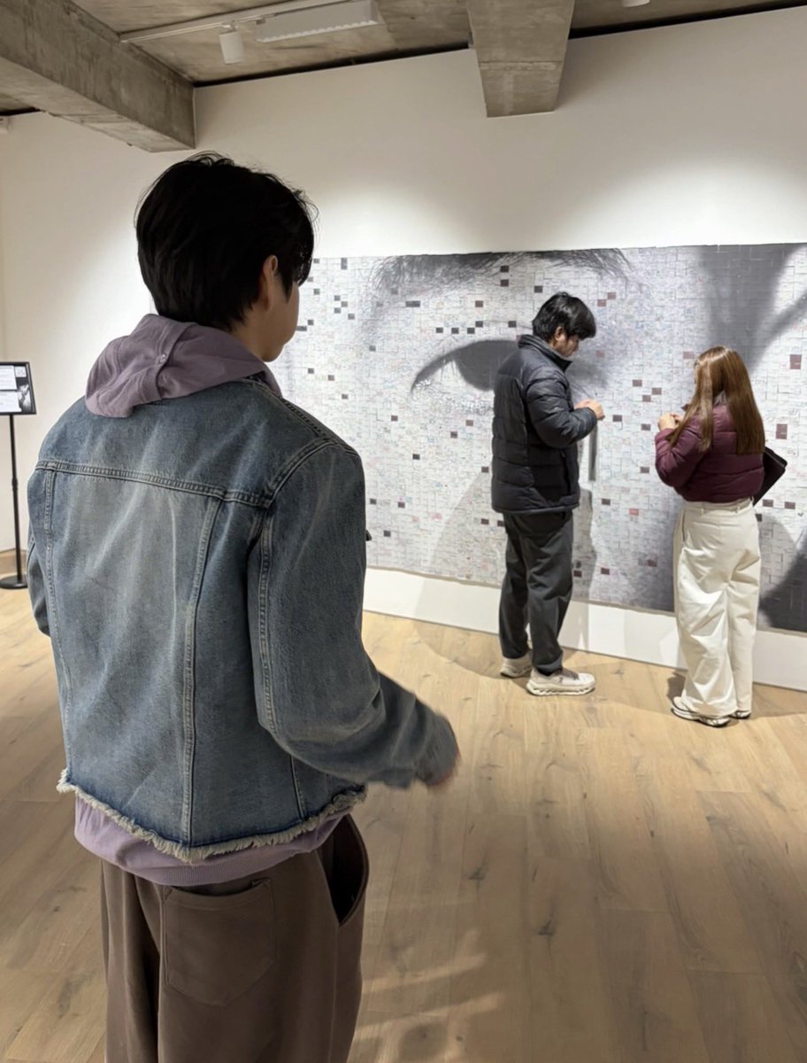 thvchapters's tweet image. I hope they turned around and saw him because imagine getting home and seeing that taehyung was right behind you while you’re leaving him a message on his exhibition 😭