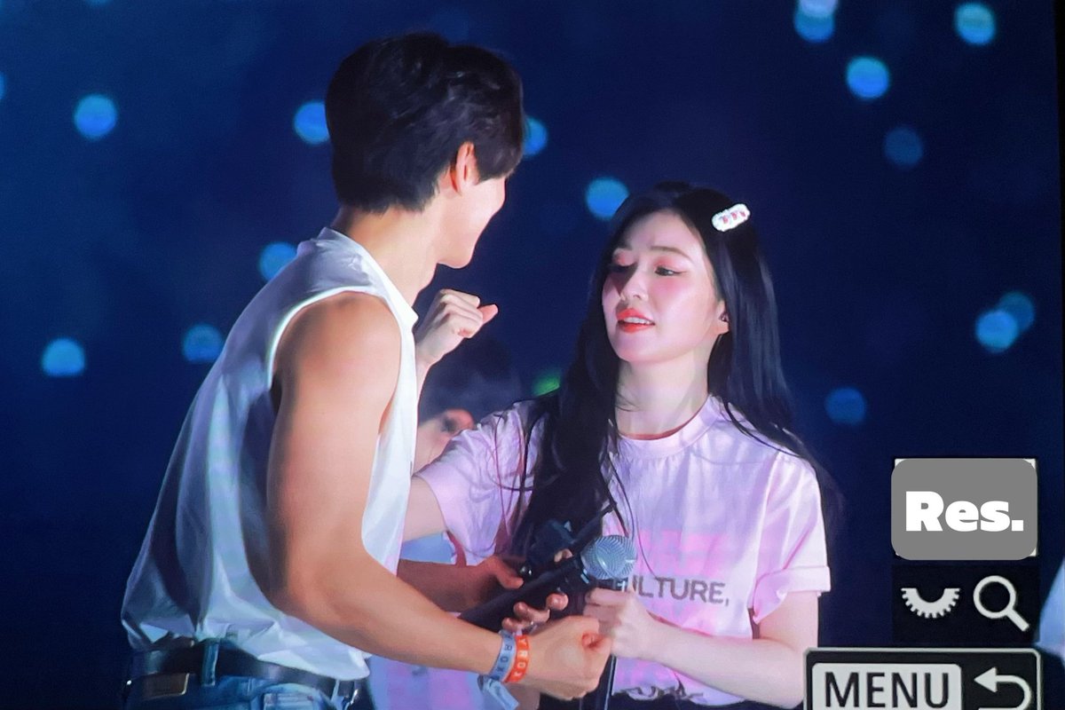 beenrenes's tweet image. irene and minho bickering AGAIN😭 these two dorks