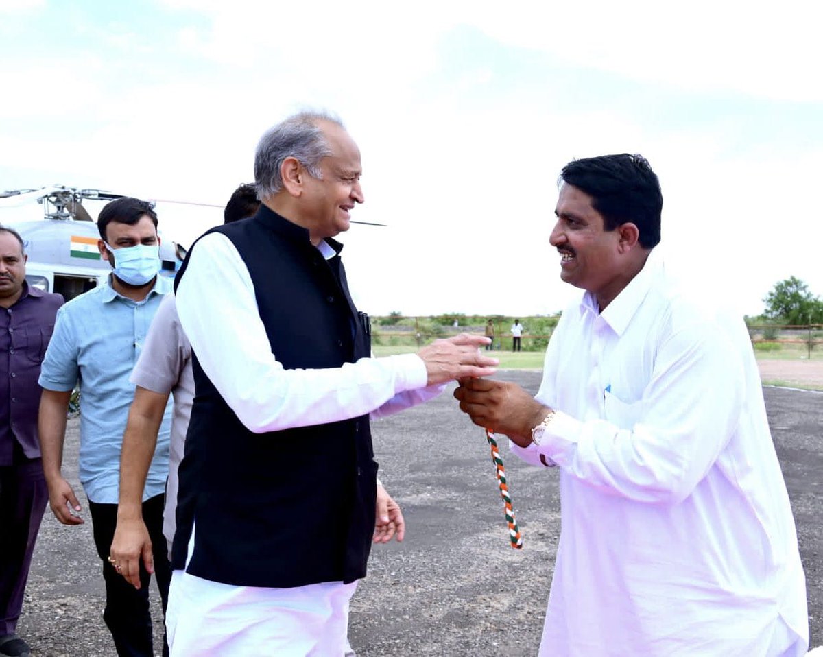 मंत्रिमंडल में मेरे साथी रहे पूर्व कैबिनट मंत्री श्री परसादी लाल मीणा एवं श्री शाले मोहम्मद को को जन्मदिन की हार्दिक बधाई एवं शुभकामनाएं। 

मैं ईश्वर से आपके अच्छे स्वास्थ्य एवं दीर्घायु होने की कामना करता हूं।

<a href="/plmeenaINC/">Parsadi Lal Meena</a> <a href="/ShaleMohammad_/">Shale Mohammad</a> 

(File Pic)
