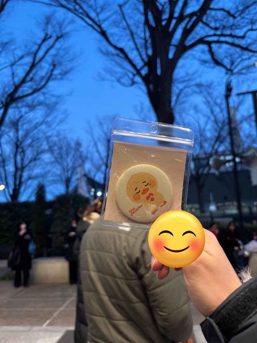 ami_jongsuk's tweet photo. 整理券取れなかったからグッズもういいや〜思ってたら一緒に並ぼ！言うて並んでくれてミラー買ってくれました。クッションも保冷バッグも売り切れ悲しかった🥲男全然おらんやん恥ずかしいって言いながらも並んでれた旦那ありがとうございます🌟 https://t.co/4tgzGEMKU4
