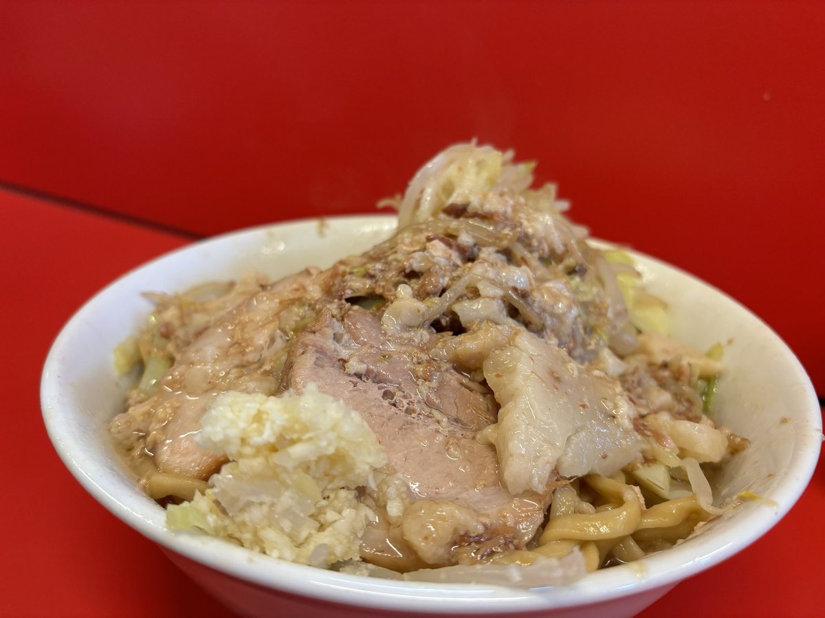 pupone_acr7's tweet photo. 本日の昼麺はこちら ラーメン💁‍♂️
並 油そば ﾆﾝﾆｸｽｸﾅﾒ
今日は絶対に油そば！
って心に決めて訪問
カエデさんによってタレと脂やら油をガッツリ麺と混ぜたあとに盛られるヤサイと豚🍜
一口目からゼロタイムで口に入る背徳の味
偏差値が2.5になるぶっ飛ぶうまさ🐷⚡️
こいつが合法なん？
#カエジ https://t.co/IBwdujgXrS