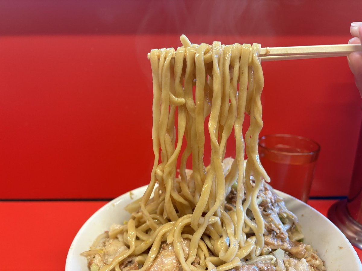 pupone_acr7's tweet photo. 本日の昼麺はこちら ラーメン💁‍♂️
並 油そば ﾆﾝﾆｸｽｸﾅﾒ
今日は絶対に油そば！
って心に決めて訪問
カエデさんによってタレと脂やら油をガッツリ麺と混ぜたあとに盛られるヤサイと豚🍜
一口目からゼロタイムで口に入る背徳の味
偏差値が2.5になるぶっ飛ぶうまさ🐷⚡️
こいつが合法なん？
#カエジ https://t.co/IBwdujgXrS
