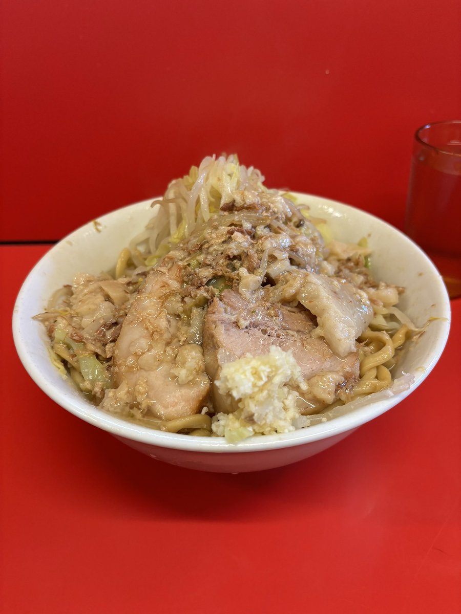 pupone_acr7's tweet photo. 本日の昼麺はこちら ラーメン💁‍♂️
並 油そば ﾆﾝﾆｸｽｸﾅﾒ
今日は絶対に油そば！
って心に決めて訪問
カエデさんによってタレと脂やら油をガッツリ麺と混ぜたあとに盛られるヤサイと豚🍜
一口目からゼロタイムで口に入る背徳の味
偏差値が2.5になるぶっ飛ぶうまさ🐷⚡️
こいつが合法なん？
#カエジ https://t.co/IBwdujgXrS
