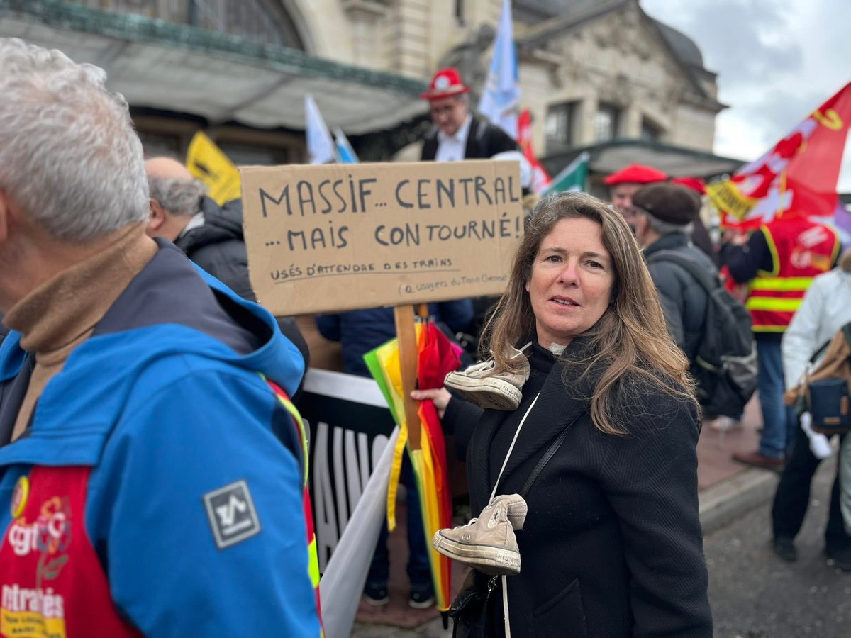 🚂 Colère des Sans-train
Bien sûr, nous étions à ce rassemblement essentiel, essentiel pour nos enfants, notre Auvergne et son Massif central au sens large. 
Un immense succès.🥇
Bravo aux initiateurs et organisateurs. 👏
<a href="/EmmanuelMacron/">Emmanuel Macron</a> <a href="/SebLecornu/">Sébastien Lecornu</a> <a href="/PhilippeTabarot/">Philippe Tabarot</a> <a href="/JeanCASTEX/">Jean Castex</a>