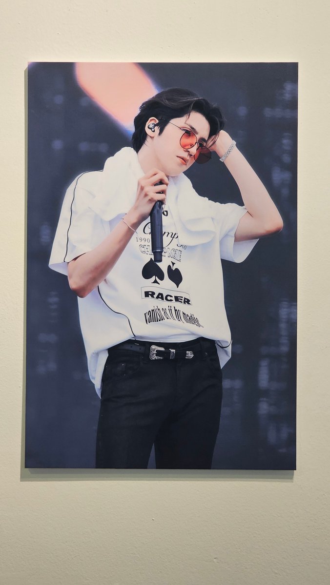 빠르게 가봐야해서 오래있지는 못했지만ㅠㅠ 주황선글라스 우석씨보고 진짜 사진 열댓방 찍었습니다 너무 까리해....럭드도 떡메 당첨되서 너무 행복했어요 //^^// 우생순 렛츠고

#우생순은_지금이야