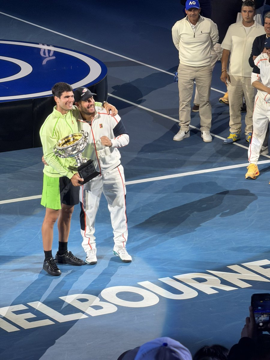 Carlos Alcaraz, junto a su hermano Álvaro en la Rod Laver Arena cantando «Método Blessed Hands».