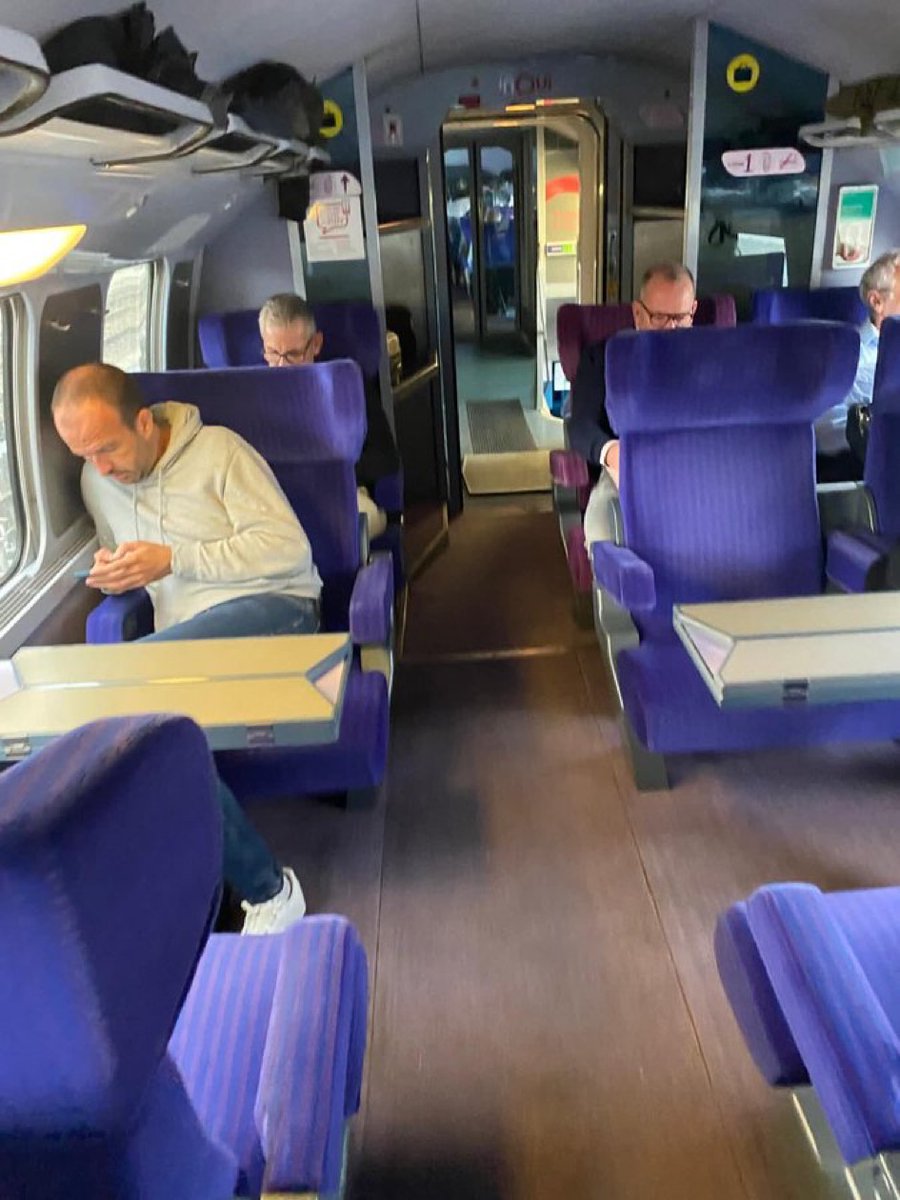 Qui parle de la lutte des classes à longueur de temps ? Emmanuel Bompard de #LFI. 
Oui, mais en première classe 👇