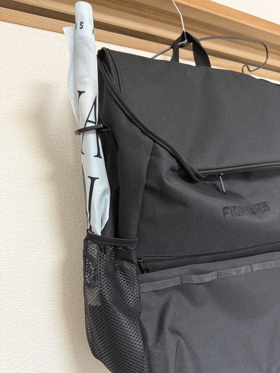 また、#FAV  特典のキーホルダーを引っ掛けるためと思われる Dカンが、西武の旗のボッコ（北海道弁）を固定させるのにちょうどいいという。
#lovefighters #seibulions