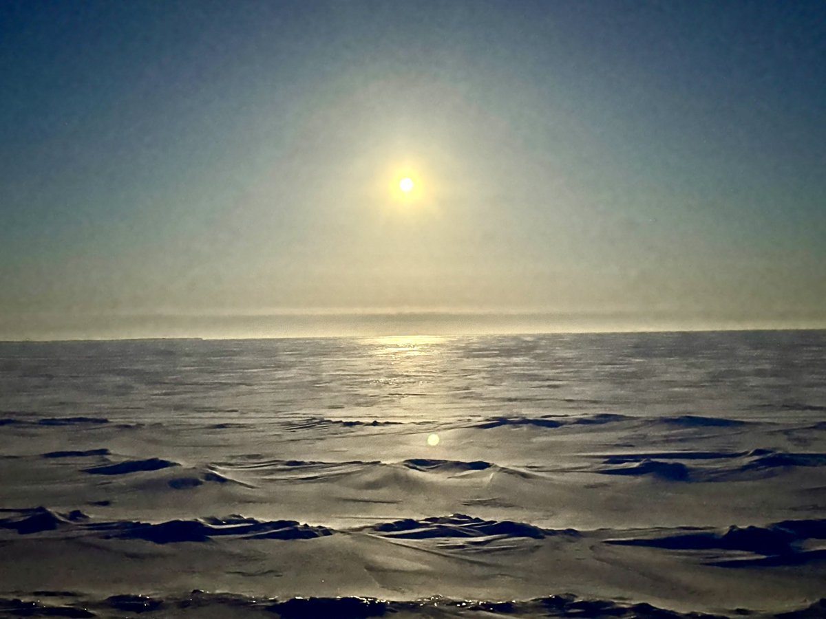 LakeMichigan13's tweet image. The setting snow moon this morning
🌊🌊
