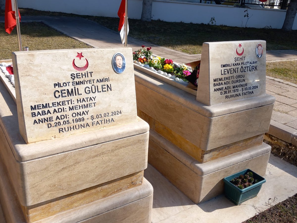 Şehit Pilot Emniyet Amiri Cemil Gülen'in şehadetinin sene-i devriyesinde Karşıyaka Polis Şehitliği'nde verilen Mevlid'e katılarak, ailemizin acısını paylaştık.

Aziz şehidimizi rahmet ve minnetle anıyoruz. 🇹🇷
<a href="/TC_icisleri/">T.C. İçişleri Bakanlığı</a> 
<a href="/tcailesosyal/">T.C. Aile ve Sosyal Hizmetler Bakanlığı</a>