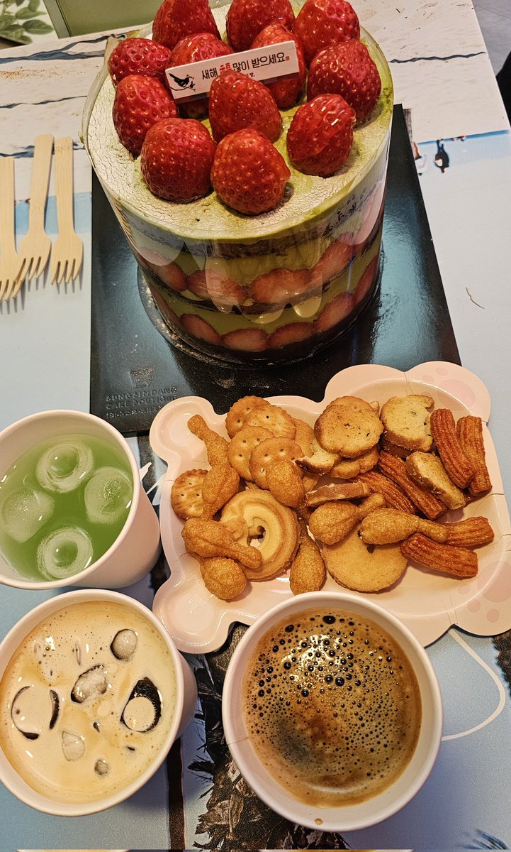 말차시루 넘 먹고싶었는데 언니가 기억해서 오는길에 사와줬어ㅠㅠㅠㅠㅠ 진짜 너무 맛있게 잘먹었구 고마워🥰 티켓없이 댕로갔는데 종일반하고 집에가네ㅋㅋㅋㅋㅋㅋㅋㅋㅋㅋㅋㅋ하핫....오늘도 재밌었다헿😆