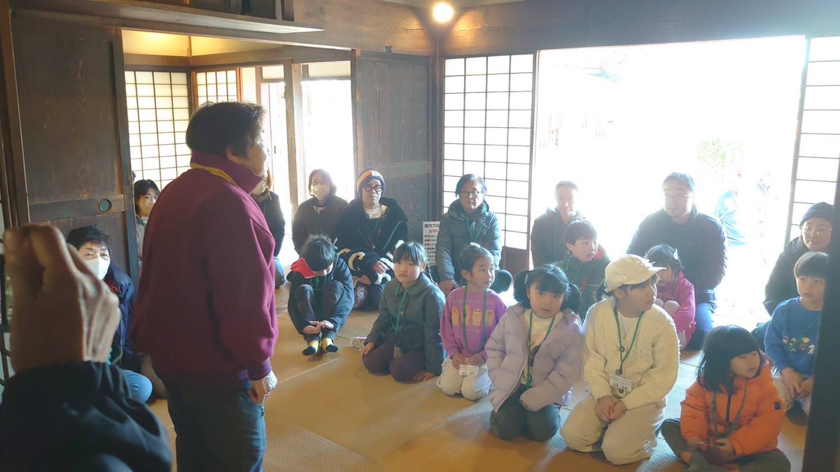 kitafuru's tweet photo. 本日、2/1（土）は年中行事「節分・豆まき」  子供12名大人8名が参加しました。節分行事の説明を聞いた後、七輪で煎った大豆を神棚に上げ、焼いた鰯の頭���ヒイラギ、豆殻で作った魔除けを玄関など9か所に飾りました。最後は半被姿で部屋の中から外に向かって豆を撒き、鬼を追払い福を迎え入れました https://t.co/iFhiZ7mkXi