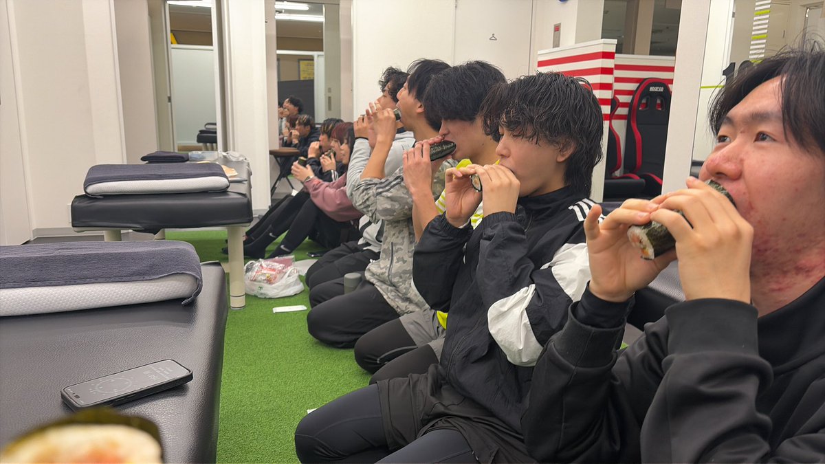 DS_mk5's tweet photo. 2026年の恵方は南南東👹🫘

ちゃんと一列で食べてて一体感◎

無病息災、商売繁盛、その他諸々願い
朝からマルっと一口で食いねぇ食いねぇ 

#節分
#恵方巻き
#恵方
#南南東
#鬼のパンツはいいパンツ https://t.co/ebJCGP96Os