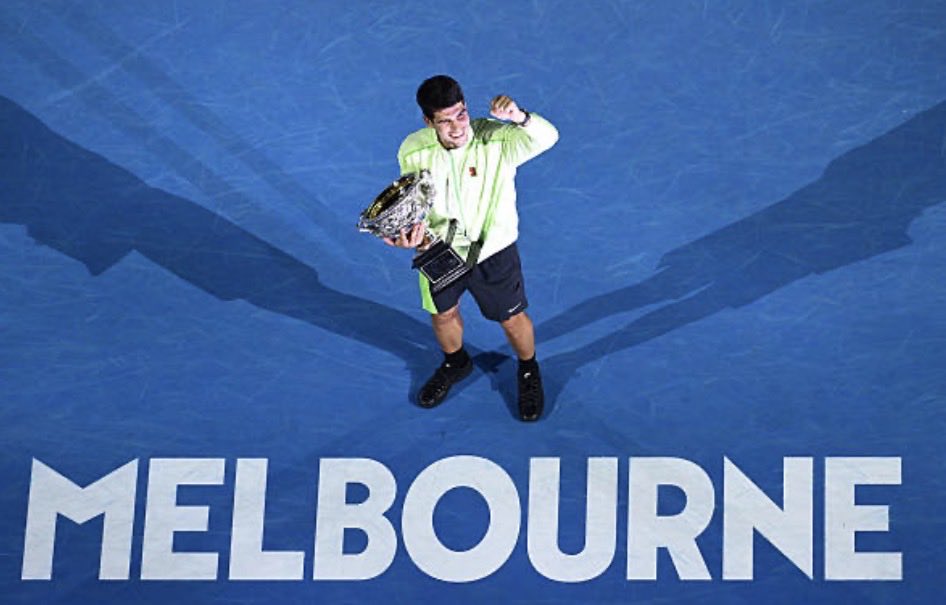 📊 Campeones de los NUEVE últimos Grand Slams:

AO24: SINNER 🇮🇹
RG24: ALCARAZ 🇪🇸
WB24: ALCARAZ 🇪🇸
UO24: SINNER 🇮🇹

AO25: SINNER 🇮🇹
RG25: ALCARAZ 🇪🇸
WB25: SINNER 🇮🇹
UO25: ALCARAZ 🇪🇸

AO26: ALCARAZ 🇪🇸

🇪🇸🤝🇮🇹