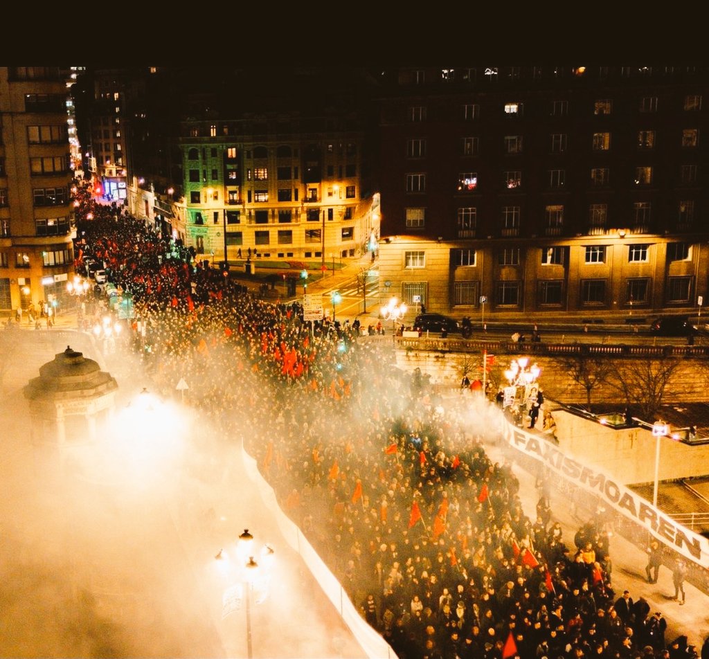 Nen__17's tweet photo. "Nosotros llamamos comunismo al movimiento real que anula y supera el estado de cosas actual"

Marx y Engels, 1846 https://t.co/jnPUgUnZqM