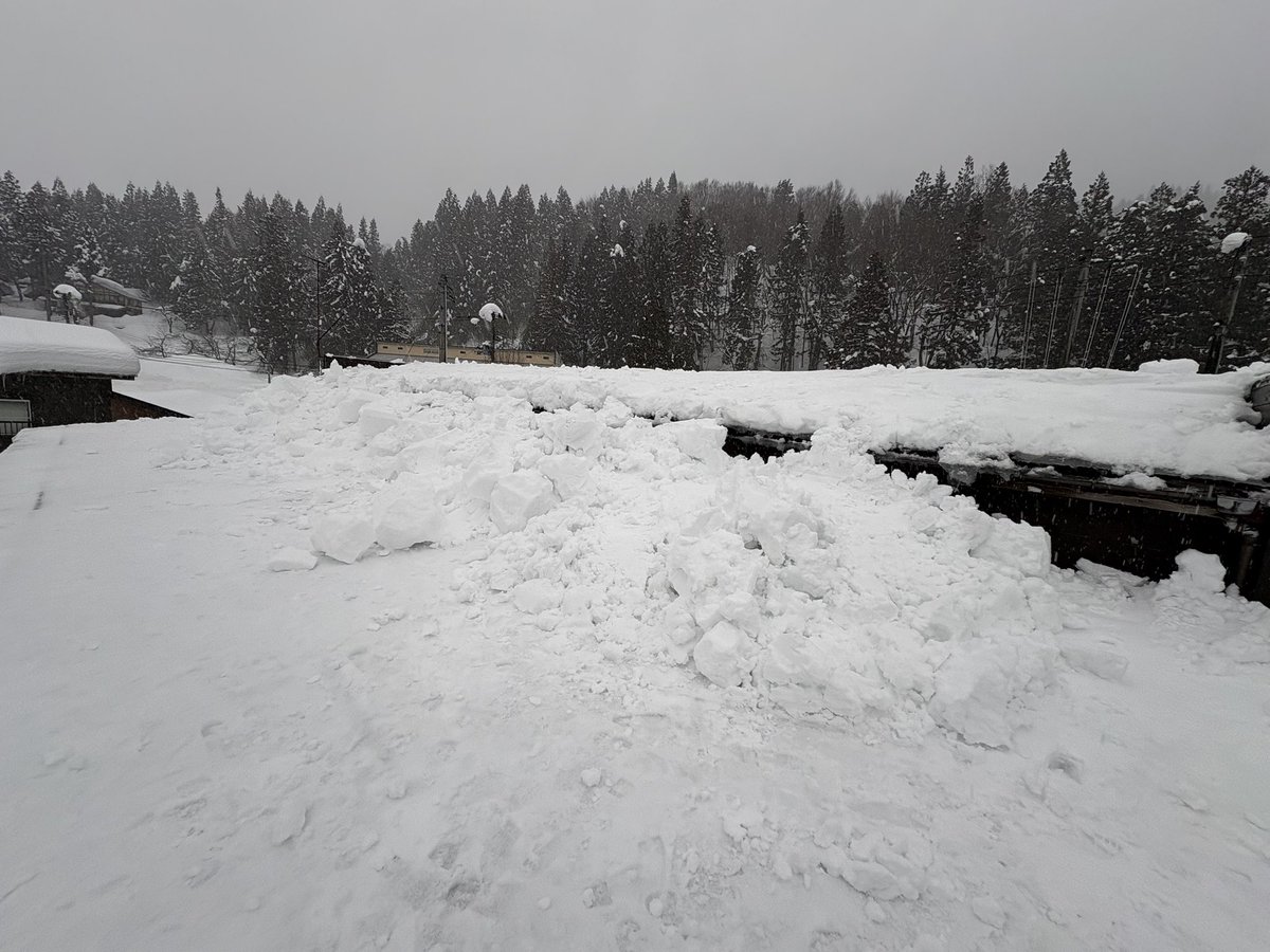 taisyo59's tweet photo. 自宅の雪掘りが1番効く
途中で下ろす場所がなくなったので終了
1週間前にも掘ったのになんで1m以上あんのさ、、 https://t.co/JWgH1LOm6q