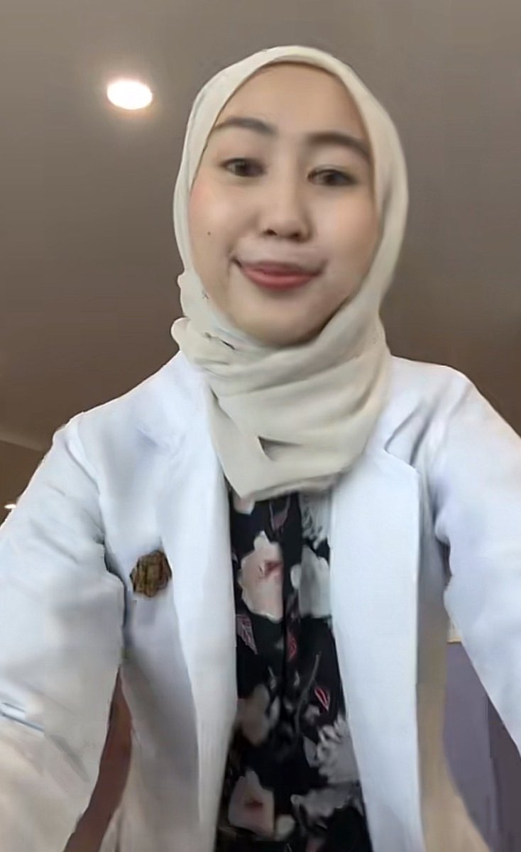 capydeedee's tweet photo. Kata tak kisah kena viral and kecam kan #penyondol 

Siti Nur Irdeena Azlan, baru grad dari buat degree dentistry dekat UIA Kuantan akhir tahun lepas. 

Fuhhh part menyondol si betina ni dari 3 tahun lepas sampai letak GPS tracker dalam kereta lelaki tu https://t.co/1UmJRkBjNg