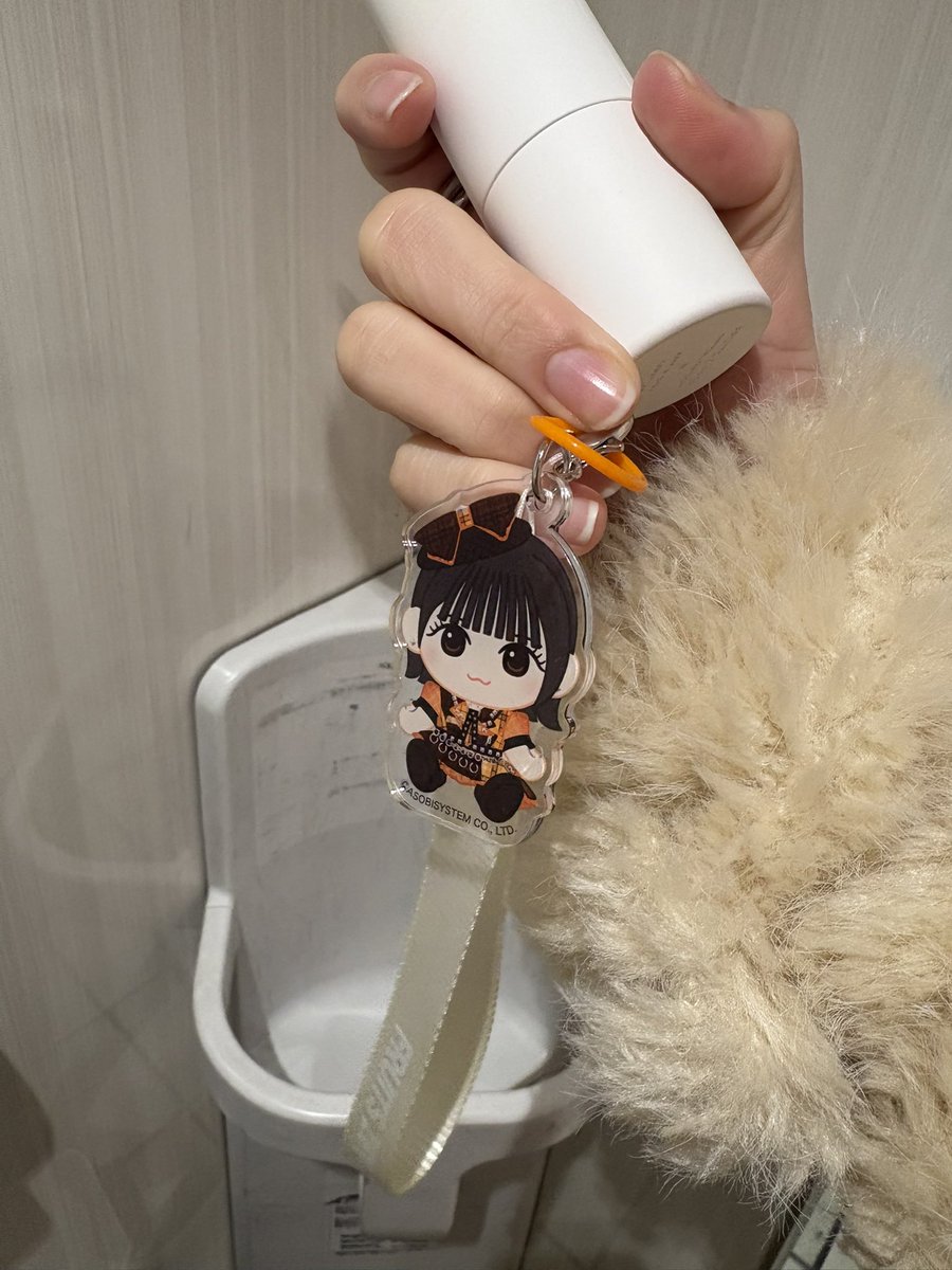 fr__mi100053's tweet photo. 東京ドームシティ前広場女子トイレにて、おすずペンラ忘れてる人いませんか💦
#FRUITSZIPEER #ふるっぱー https://t.co/yo5vBNSa3q
