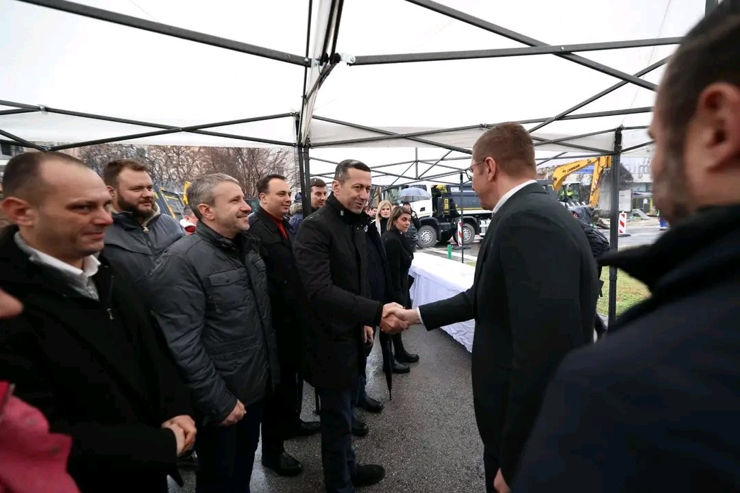 MickoskiHM's tweet photo. Денес заедно со градоначалникот на Град Скопје, Орце Ѓорѓиевски присуствувавме на означување на почетокот на изградба на првата фаза на булевар Македонија.

Овој проект сигурно ќе го олесни движењето во центарот на градот.
 
Амбициозен е планот овој мандат целосно да биде завршен, амбициозен е и планот во 90 дена да биде завршен овој дел. Но, сигурен сум дека имајќи предвид дека имаме амбициозен градоначалник и амбициозни градоначалници дека сето ова ќе се заврши и скопјани ќе можат да се движат по овој коловоз многу скоро.